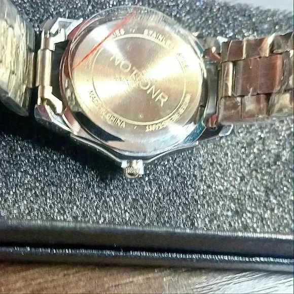 Water-resistant quartz watch - Picture 4 of 4